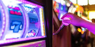 Antarmuka permainan Sugar Rush di slot pg menampilkan grid 5x5 dengan simbol permen dan tombol putar